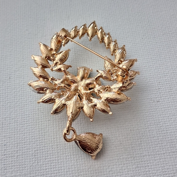 Pretty Brooch - Picture 2 of 3